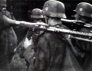Soldaten der deutschen Wehrmacht mit geschulterten MG34 während des Polenfeldzuges