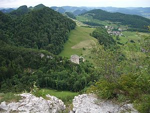 Blick von der Portiflue auf die Burgruine Gilgenberg, im Hintergrund Meltingen