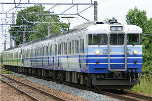 JNR-Baureihe 115 der Hakushin-Linie am Bahnhof Toyosaka