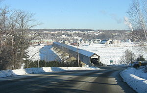 Hartland Bridge, im Hintergrund die Stadt Hartland