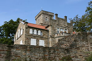 Haus Custodis innerhalb der Ruinen der Isenburg