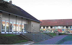 Eingang und Turnhalle des Ostsee-Gymnasiums