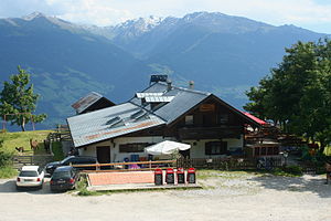 Die Hinterhornalm, im Hintergrund die Tuxer Alpen mit dem Voldertal