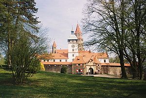 Burg Bouzov von dem Burgpark