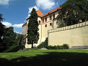 Ansicht mit Nootka-Scheinzypresse im Schlosspark