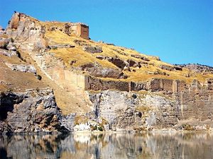 Rumkale (in Halfeti) auf seinem einsamen Hügel an der Verzweigungsstelle des Euphrats (September 2006)