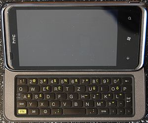 HTC 7 Pro mit ausgezogener Tastatur