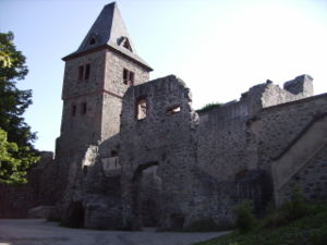 Wohnturm und Gebäuderuinen im Inneren der Burg