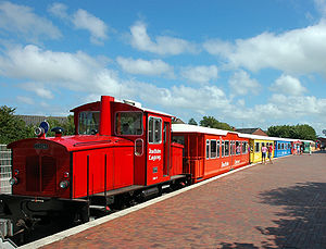 Personenzug der Inselbahn Langeoog im Ortsbahnhof