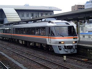 Zug der Takayama-Hauptlinie