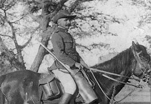Unteroffizier der Kavallerie Lorenz Horn (1880-1956) der deutschen Schutztruppe, kurz vor dem Gefecht bei Sandfontein am 26. September 1914 (auf dem Bild noch in Polizeiuniform).