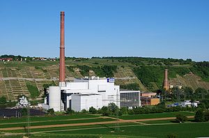 Die Kohlekraftwerksblöcke (links) und das Gasturbinenhaus (rechts)