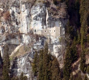 Burg Kropfenstein, von Obersaxen aus gesehen