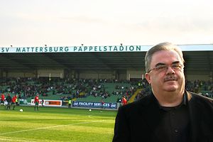 Martin Pucher mit Stadion des SV Mattersburg.jpg
