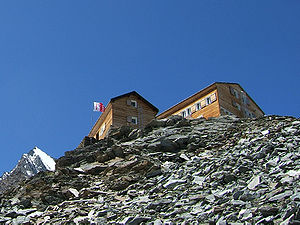 Hütte vom Hüttenanstieg aus, im Hintergrund die Lenzspitze