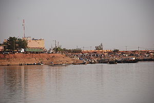 Das Zentrum von Mopti vom Niger aus gesehen. Im Hintergrund die Einbuchtung des "Hafens".