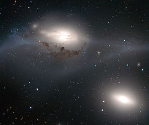 Die Galaxie NGC 4435 (unten rects) und NGC 4438 aufgenommen vom VLT