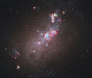 Aufnahme von NGC 4214 vom Hubble Space Telescope