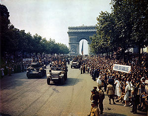 Triumphzug alliierter Panzer und Halbkettenfahrzeuge nach der Befreiung von Paris am 25. August 1944 auf der Champs-Élysées