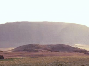 Ruine der Ahmose-Pyramide (im Vordergrund)