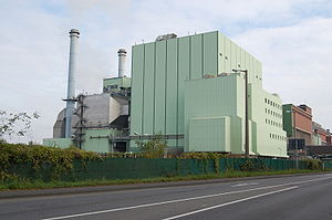 Industriekraftwerk Berrenrath(mit dem Kohleveredlungsbetrieb rechts im Hintergrund)