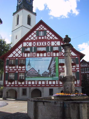 Rathaus Bülach (erbaut 1672/73) mit Stadtbrunnen (1797), im Hintergrund der Turm der reformierten Kirche