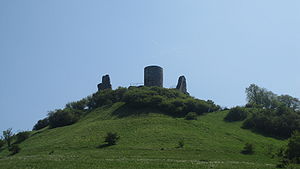 Sicht auf den Desenberg mit Ruine der Burg Desenberg