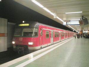 S-Bahn S3 nach Bad Soden im Hauptbahnhof tief, ET 420