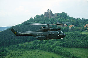 Ein „Puma“ des Bundesgrenzschutzes 1985 vor der Burg Hanstein
