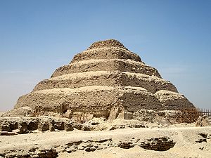 Ansicht der Djoser-Pyramide von Südosten