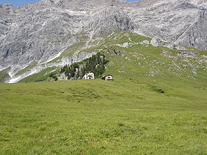Die Schesaplana-Hütte vor dem Felsmassiv der Schesaplana