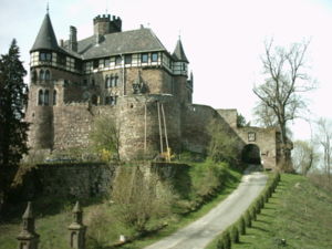 Schloss Berlepsch, Südostseite, Zufahrt mit Torhaus