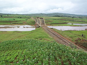 Eisenbahnbrücke über einen der zahlreichen Flüsse