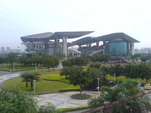 Entfernter Blick auf das Guangdong Olympic Stadium