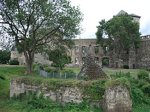 Reste der Stadtburg Andernach 2008, Blick von Südost; der freie Platz hinter der Kugelpyramide stellt den ehemaligen Burghof dar, seinerzeit von Gebäuden und Burgmauer (Fundamentreste im Vordergrund) umgeben