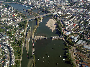 Staustufe Koblenz mit Wasserkraftwerk, den Schleusen und dem Moselstausee im Vordergrund