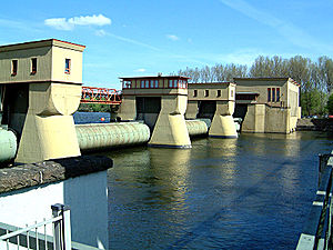 Das Laufwasserkraftwerk Hengstey (rechts), im Vordergrund das Walzen-Stauwehr