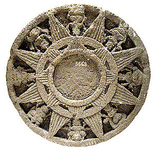 „Surya Majapahit“, zu deutsch: „Die Sonne von Majapahit“, ist ein Symbol, das in Tempeln und Ruinen vorgefunden wird