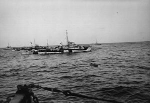 Rettungsboot mit Überlebenden des U-Bootes U 546 inmitten einer Gruppe Zerstörer der US-Navy am 24. April 1945