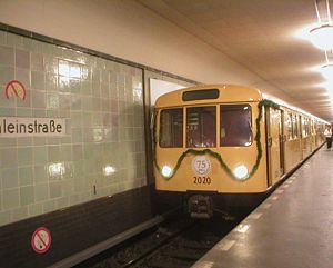 DL-Zug im U-Bahnhof Leinestraße zum 75-jährigen Bestehen der U8