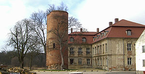 Das Zichower Schloss mit dem Bergfried der Burg Zichow