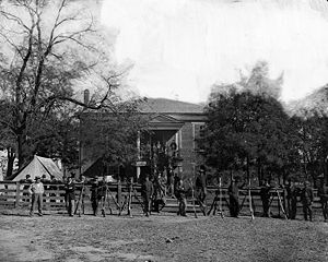 Soldaten der Union vor dem Gerichtsgebäude von Appomattox C.H.
