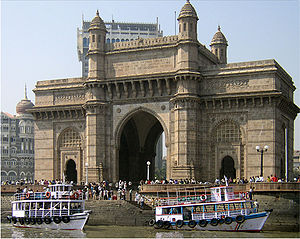 Gateway of India, im Hintergrund das Luxushotel &amp;amp;quot;Taj Mahal&amp;amp;quot;