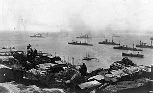 Scharnhorst, Gneisenau und Nürnberg beim Verlassen von Valparaiso, Chile (hinten, im Vordergrund chilenische Kreuzer)