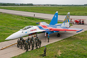 Russische Fallschirmjäger vor der Su-35 „Flanker-E“