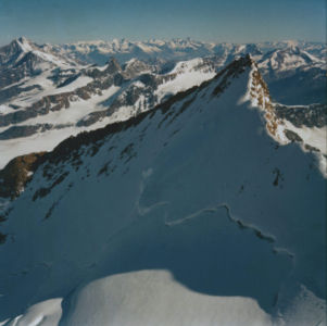 Gipfelaufbau des Nordend im Monte-Rosa-Massiv, gesehen von der Dufourspitze