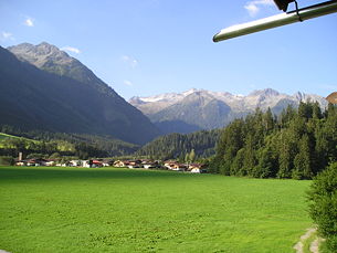 Ortsteil Vorderkrimml, gegen die Zillertaler Alpen