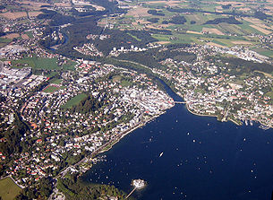 Luftbildaufnahme von Gmunden mit Schloss Ort