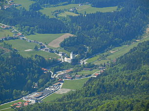 Gemeinde Mariastein mit Wallfahrtskirche und Bergfried