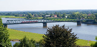 Eine Regionalbahn überquert die Elbe bei Lauenburg.